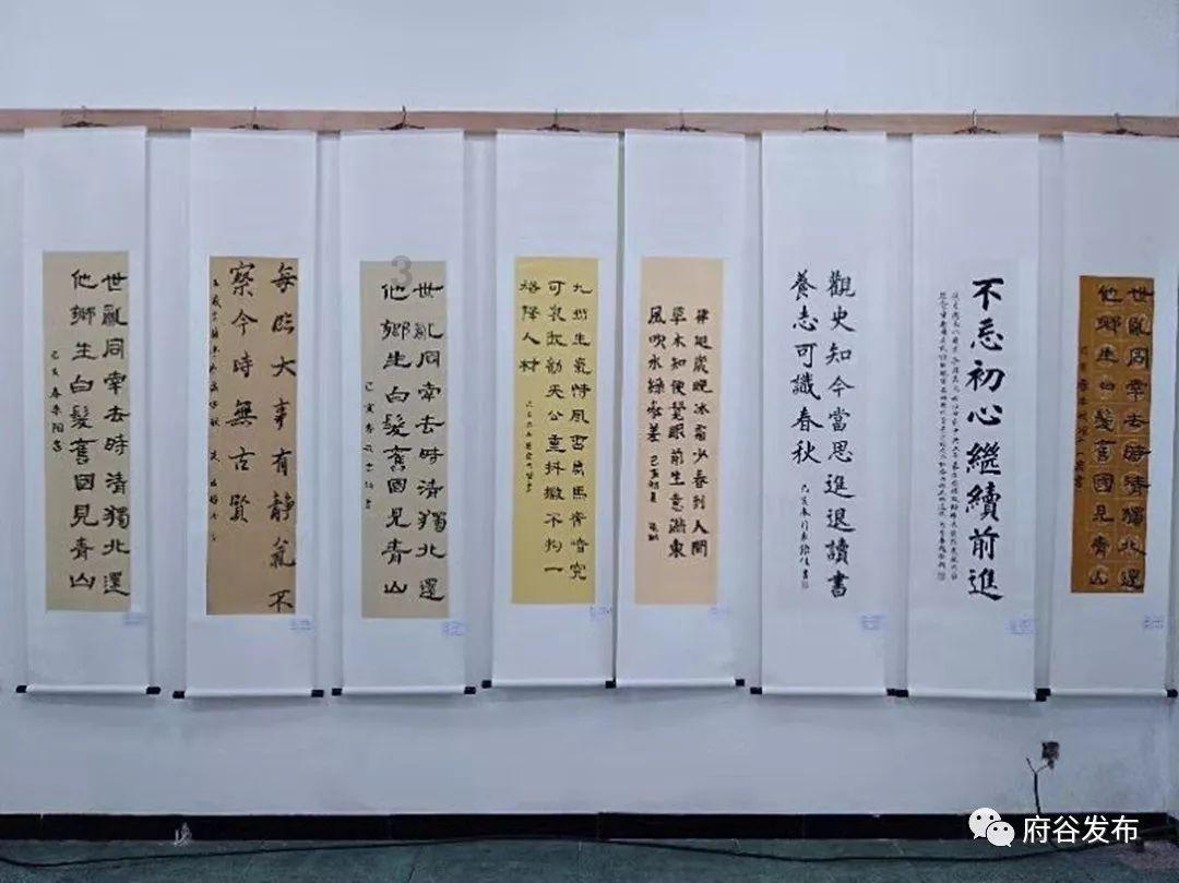 波兰克拉科夫日常生活 民众相聚圣玛丽大教堂附近